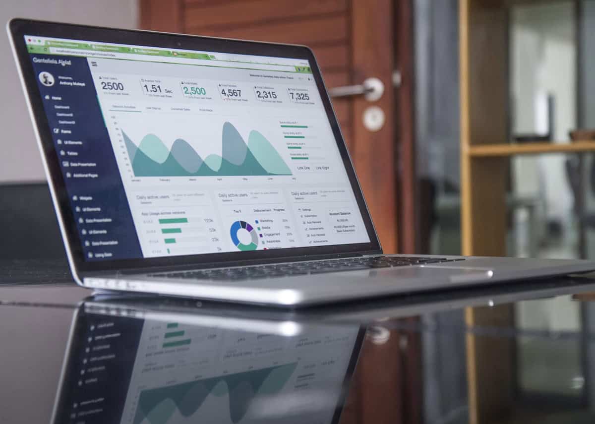 Tableau de bord d'analyse SEO et marketing digital sur un ordinateur portable