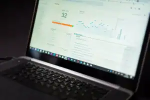 Tableau de bord d’analyse web affiché sur un ordinateur portable